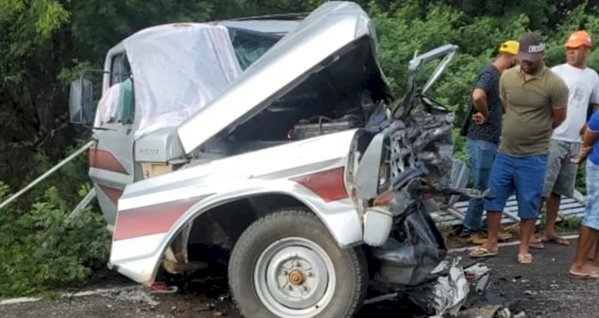 Acidente entre carro e caminhonete deixa um morto na BR-235, no norte da Bahia; outras cinco pessoas ficaram feridas