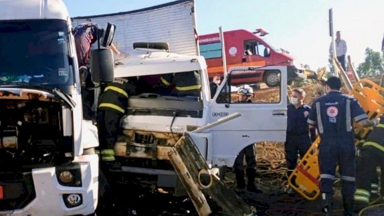 Caminhoneiro preso em ferragens após acidente na Bahia é resgatado por bombeiros